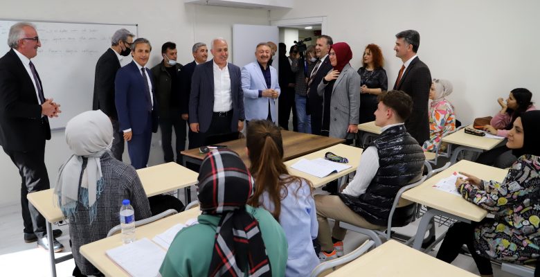 AKDENİZ’DE ÜCRETSİZ ÜNİVERSİTE HAZIRLIK KURSLARI BAŞLIYOR