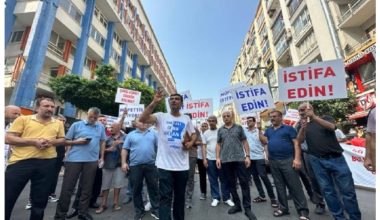 Çarşı Esnafı, Caddeyi Trafiğe Kapattı