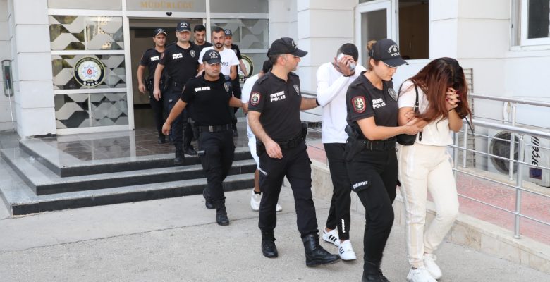 MERSİN POLİSİ, DOLANDIRICILARI KISKIVRAK YAKALADI
