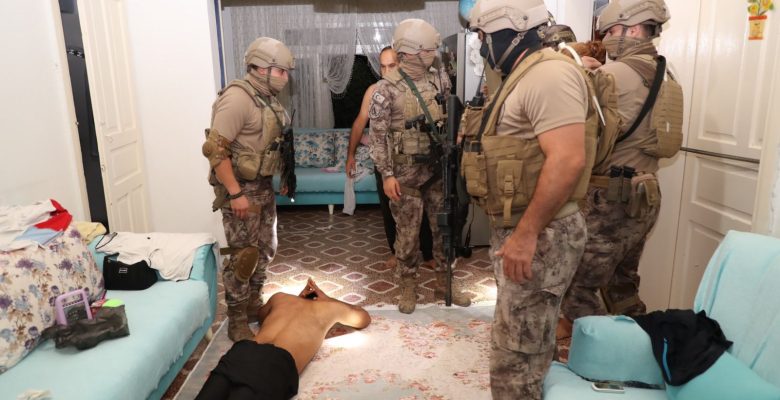 MERSİN EMNİYETİ, UYUŞTURUCU SATICILARINA GÖZ AÇTIRMIYOR