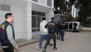 KENDİLERİNİ POLİS VE SAVCI OLARAK TANITAN DOLANDIRICILAR YAKALANDI