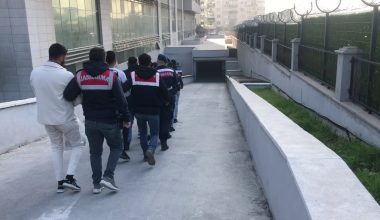 Jandarma, aranan 56 şahsı yakaladı