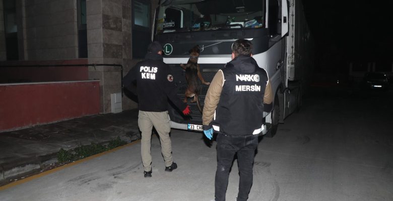 TIR’DAKİ GİZLİ BÖLMEDEN UYUŞTURUCU ÇIKTI
