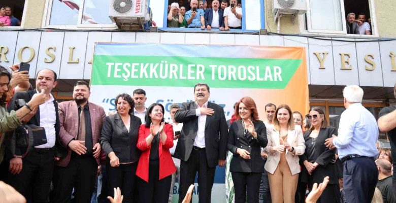 Toroslar Belediye Başkanı Yıldız, mazbatasını aldı.