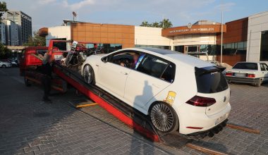 YOL KESEN DÜĞÜN KONVOYU ARAÇLARI TRAFİKTEN MENEDİLDİ