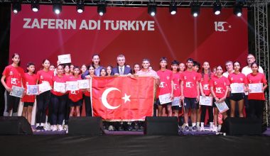 MERSİN’DE DEMOKRASİ NÖBETİ TUTULDU