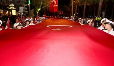 Mersin’de Cumhuriyet yürüyüşü