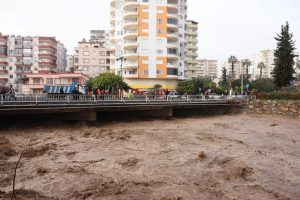 Şiddetli yağış sele yol açtı